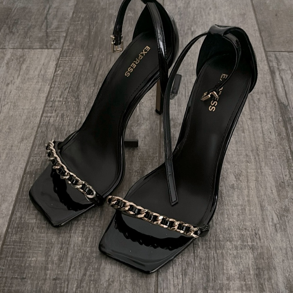 NWOT- Express black heels with gold chain size 7